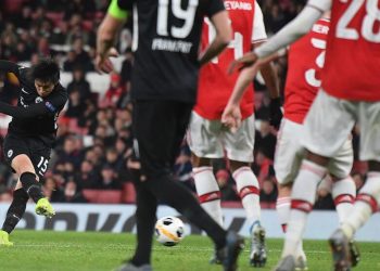 Frankfurt's Japanese midfielder Daichi Kamada (L) scores his team's second goal during their UEFA Europa league Group F football match between Arsenal and Eintracht Frankfurt at the Emirates stadium in London on November 28, 2019. (Photo by DANIEL LEAL-OLIVAS / AFP) (Photo by DANIEL LEAL-OLIVAS/AFP via Getty Images)