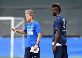 VINOVO, ITALY - JUNE 02:  Head coach Italy Roberto Mancini (L) and Mario Balotelli chat during a Italy training session at Juventus Center Vinovo on June 2, 2018 in Vinovo, Italy.  (Photo by Claudio Villa/Getty Images)