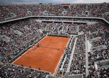 General view of the Philippe Chatrier court during the men's singles first round match between Switzerland's Roger Federer and Italy's Lorenzo Sonego, on day 1 of The Roland Garros 2019 French Open tennis tournament in Paris on May 26, 2019. (Photo by Anne-Christine POUJOULAT / AFP)