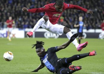 epa08232279 Simon Deli of Brugge (R) in action against Odion Ighalo of Manchester United (L) during the UEFA Europa League Round of 32, 1st leg match between Club Brugge and Manchester United in Bruges, Belgium, 20 February 2020.  EPA-EFE/STEPHANIE LECOCQ