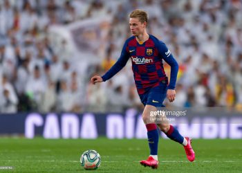 MADRID, SPAIN - MARCH 01: (BILD ZEITUNG OUT) Frenkie de Jong of FC Barcelona battle for the ball  during the Liga match between Real Madrid CF and FC Barcelona at Estadio Santiago Bernabeu on March 1, 2020 in Madrid, Spain. (Photo by Alejandro Rios/DeFodi Images via Getty Images)