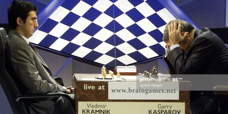 LONDON, UNITED KINGDOM:  Vladimir Kramnik (L) watches reigning world chess champion Garry Kasparov as he ponders over his next move, 31 October 2000, at the Hammersmith Riverside Studios during the  crucial 14th match.   AFP PHOTO   GERRY PENNY (Photo credit should read GERRY PENNY/AFP via Getty Images)