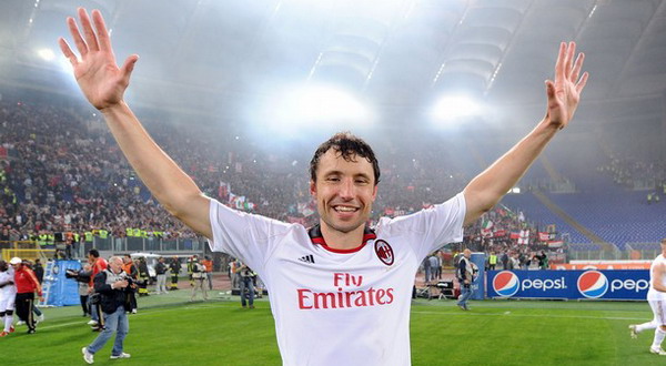 ROME, ITALY - MAY 07:  Mark Van Bommel of Milan celebrates the victory after the Serie A match between AS Roma and AC Milan at Stadio Olimpico on May 7, 2011 in Rome, Italy.  (Photo by Giuseppe Bellini/Getty Images)