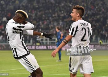 TURIN, ITALY - JANUARY 24:  Paulo Dybala (R) of Juventus FC celebrates after scoring the opening goal with team mate Paul Pogba during the Serie A match between Juventus FC and AS Roma at Juventus Arena on January 24, 2016 in Turin, Italy.  (Photo by Valerio Pennicino/Getty Images)