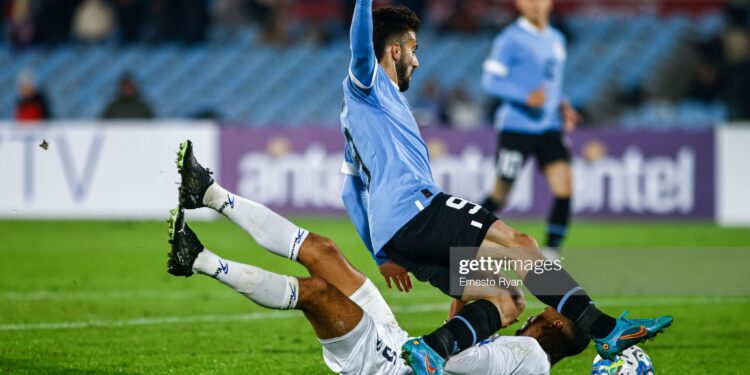 MONTEVIDEO, URUGUAY - JUNE 14: Eric Telles of Nicaragua fights for the ball with Diego Rossi of Uruguay during an international friendly match between Uruguay and Nicaragua at Centenario Stadium on June 14, 2023 in Montevideo, Uruguay. (Photo by Ernesto Ryan/Getty Images)