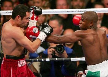 LAS VEGAS - MAY 05:  (R-L) Floyd Mayweather Jr. throws a left to the body of Oscar De La Hoya during their WBC super welterweight championship fight at the MGM Grand Garden Arena May 5, 2007 in Las Vegas, Nevada.  (Photo by Jed Jacobsohn/Getty Images)