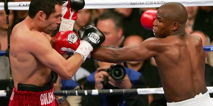 LAS VEGAS - MAY 05:  (R-L) Floyd Mayweather Jr. throws a left to the body of Oscar De La Hoya during their WBC super welterweight championship fight at the MGM Grand Garden Arena May 5, 2007 in Las Vegas, Nevada.  (Photo by Jed Jacobsohn/Getty Images)