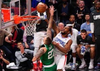 LOS ANGELES, CA - NOVEMBER 20: Los Angeles Clippers Forward Kawhi Leonard (2) goes up for a dunk over Boston Celtics Center Daniel Theis (27) during a NBA game between the Boston Celtics and the Los Angeles Clippers on November 20, 2019 at STAPLES Center in Los Angeles, CA. (Photo by Brian Rothmuller/Icon Sportswire via Getty Images)
