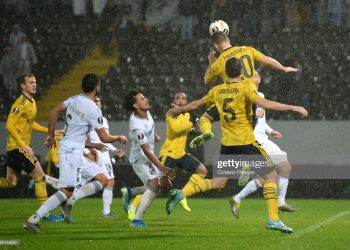 GUIMARAES, PORTUGAL - NOVEMBER 06: Shkodran Mustafi of Arsenal scores his team's first goal  during the UEFA Europa League group F match between Vitoria Guimaraes and Arsenal FC at Estadio Dom Afonso Henriques on November 06, 2019 in Guimaraes, Portugal. (Photo by Octavio Passos/Getty Images)