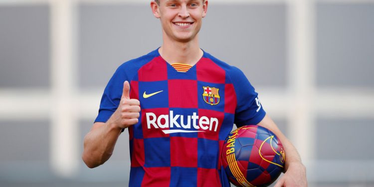 BARCELONA, SPAIN - JULY 05: New Barcelona signing Frenkie de Jong waves to fans pitch as he is unveiled at Camp Nou stadium on July 05, 2019 in Barcelona, Spain. (Photo by Eric Alonso/Getty Images)