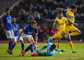 Belenenses SAD's Tomas (3L) in action against FC Porto's Otavio (R) during their Portuguese First League soccer match held at Jamor National Stadium, in Oeiras, Portugal, 08 December 2019. MARIO CRUZ/LUSA