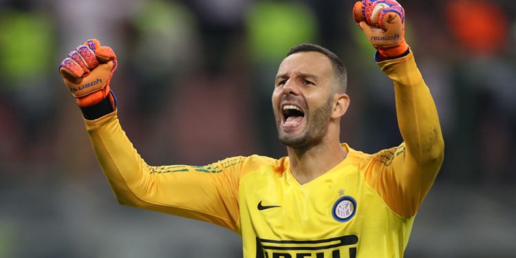 MILAN, ITALY - SEPTEMBER 18:  Samir Handanovic of Inter Milan celebrates his team's victory at full-time of the Group B match of the UEFA Champions League between FC Internazionale and Tottenham Hotspur at San Siro Stadium on September 18, 2018 in Milan, Italy.  (Photo by Dan Istitene/Getty Images)