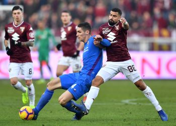 TURIN, ITALY - JANUARY 13:  Tomas Rincon (R) of Torino FC competes with Nikola Milenkovic of ACF Fiorentina during the Coppa Italia match between Torino FC and ACF Fiorentina at Olimpico Stadium on January 13, 2019 in Turin, Italy.  (Photo by Valerio Pennicino/Getty Images)