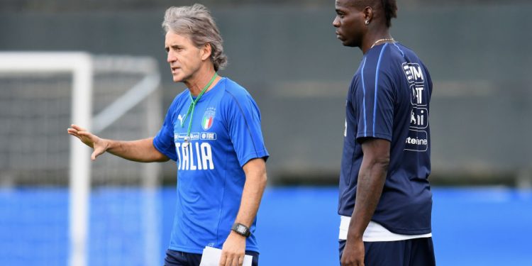 VINOVO, ITALY - JUNE 02:  Head coach Italy Roberto Mancini (L) and Mario Balotelli chat during a Italy training session at Juventus Center Vinovo on June 2, 2018 in Vinovo, Italy.  (Photo by Claudio Villa/Getty Images)
