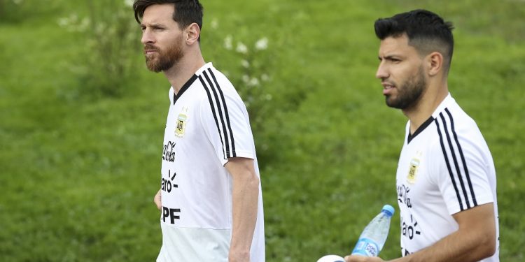 BRONNITSY, RUSSIA - JUNE 19: (L-R) Lionel Messi and Sergio Aguero of Argentina arrive prior a training session at Stadium of Syroyezhkin sports school  on June 19, 2018 in Bronnitsy, Russia. (Photo by Gabriel Rossi/Getty Images)