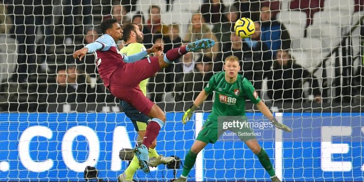 LONDON, ENGLAND - JANUARY 01: Sebastien Haller of West Ham United scores his team's second goal past Aaron Ramsdale of AFC Bournemouth during the Premier League match between West Ham United and AFC Bournemouth  at London Stadium on January 01, 2020 in London, United Kingdom. (Photo by Justin Setterfield/Getty Images)