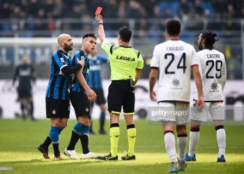 STADIO GIUSEPPE MEAZZA, MILAN, ITALY - 2020/01/26: Referee Gianluca Manganiello (C) shows a red card to Lautaro Martinez of FC Internazionale during the Serie A football match between FC Internazionale and Cagliari Calcio. The match ended in a 1-1 tie. (Photo by Nicolò Campo/LightRocket via Getty Images)