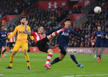 SOUTHAMPTON, ENGLAND - JANUARY 25: Danny Ings of Southampton has an effort during the FA Cup Fourth Round match between Southampton FC and Tottenham Hotspur at St. Mary's Stadium on January 25, 2020 in Southampton, England. (Photo by Mike Hewitt/Getty Images)