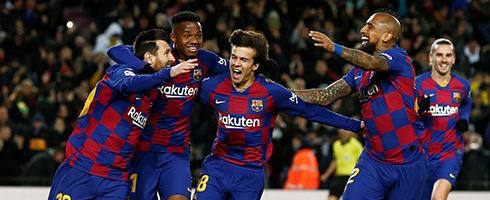 epa08142323 FC Barcelona's Lionel Messi (L) celebrates with teammates after scoring a goal during the Spanish LaLiga soccer match between FC Barcelona and Granada CF at the Camp Nou stadium in Barcelona, Catalonia, Spain, 19 January 2020.  EPA-EFE/ENRIC FONTCUBERTA
