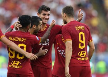 ROME, ITALY - SEPTEMBER 15:  Justin Kluivert with his teammates of AS Roma celebrates after scoring the team's fourth goal during the Serie A match between AS Roma and US Sassuolo at Stadio Olimpico on September 15, 2019 in Rome, Italy.  (Photo by Paolo Bruno/Getty Images)