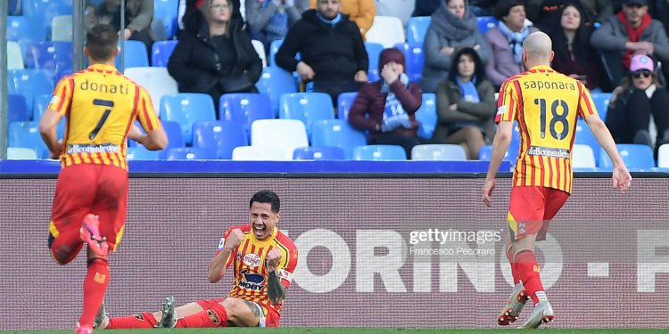 NAPLES, ITALY - FEBRUARY 09: Giulio Donati, Gianluca Lapadula and Riccardo Saponara of US Lecce celebrate the 1-2 goal scored by Gianluca Lapadula during the Serie A match between SSC Napoli and  US Lecce at Stadio San Paolo on February 09, 2020 in Naples, Italy. (Photo by Francesco Pecoraro/Getty Images)