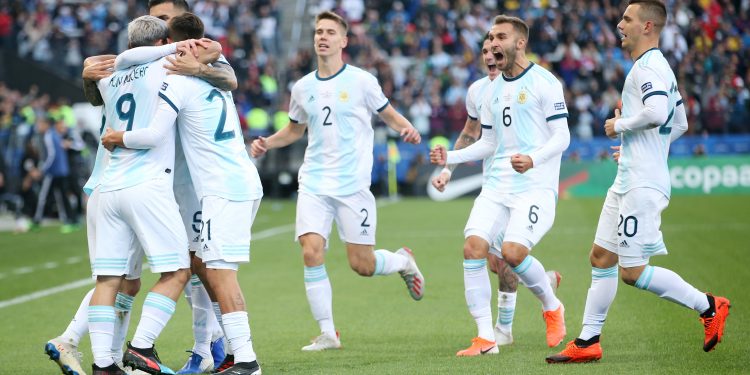 SAO PAULO, BRAZIL - JULY 06: Sergio Aguero of Argentina celebrates with teammates after scoring the opening goal during the Copa America Brazil 2019 Third Place match between Argentina and Chile at Arena Corinthians on July 06, 2019 in Sao Paulo, Brazil. (Photo by Alexandre Schneider/Getty Images)