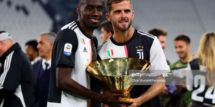 TURIN, ITALY - MAY 19: Blaise Matuidi (L) and Miralem Pjanic of Juventus pose with the Serie A trophy alongside his family following the Serie A match between Juventus and Atalanta BC at Allianz Stadium on May 19, 2019 in Turin, Italy. (Photo by Chris Brunskill/Fantasista/Getty Images)