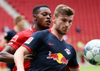 Leipzig's German forward Timo Werner (Front) vies with Mainz' German midfielder Ridle Baku during the German first division Bundesliga football match FC Schalke 04 v FC Augsburg on May 24, 2020 in Gelsenkirchen, western Germany. (Photo by KAI PFAFFENBACH / POOL / AFP) / DFL REGULATIONS PROHIBIT ANY USE OF PHOTOGRAPHS AS IMAGE SEQUENCES AND/OR QUASI-VIDEO (Photo by KAI PFAFFENBACH/POOL/AFP via Getty Images)