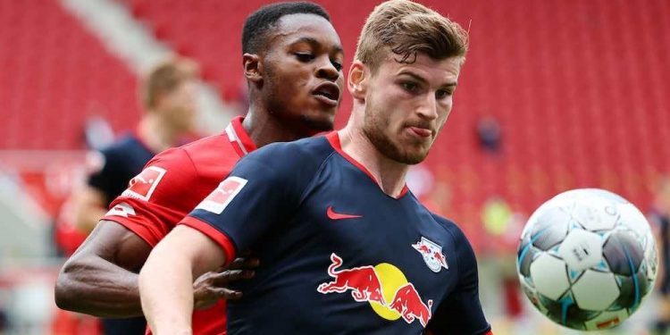 Leipzig's German forward Timo Werner (Front) vies with Mainz' German midfielder Ridle Baku during the German first division Bundesliga football match FC Schalke 04 v FC Augsburg on May 24, 2020 in Gelsenkirchen, western Germany. (Photo by KAI PFAFFENBACH / POOL / AFP) / DFL REGULATIONS PROHIBIT ANY USE OF PHOTOGRAPHS AS IMAGE SEQUENCES AND/OR QUASI-VIDEO (Photo by KAI PFAFFENBACH/POOL/AFP via Getty Images)