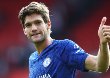 SOUTHAMPTON, ENGLAND - OCTOBER 06: Marcos Alonso of Chelsea gives a thumbs up to the fans following his sides victory in the Premier League match between Southampton FC and Chelsea FC at St Mary's Stadium on October 06, 2019 in Southampton, United Kingdom. (Photo by Julian Finney/Getty Images)