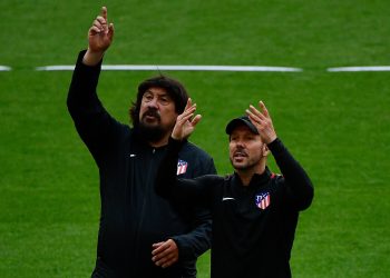 Atletico Madrid's Argentinian coach Diego Simeone and Atletico Madrid's Argentinian assistant coach German Burgos (L) gesture during a training session for Atletico Madrid's Media Open Day at the Wanda Metropolitan Stadium in Madrid on May 9, 2018 ahead of the UEFA Europa League final against Marseille in Lyon. / AFP / PIERRE-PHILIPPE MARCOU