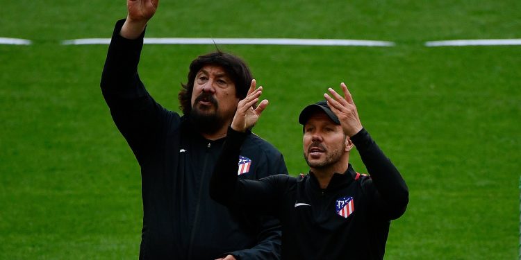 Atletico Madrid's Argentinian coach Diego Simeone and Atletico Madrid's Argentinian assistant coach German Burgos (L) gesture during a training session for Atletico Madrid's Media Open Day at the Wanda Metropolitan Stadium in Madrid on May 9, 2018 ahead of the UEFA Europa League final against Marseille in Lyon. / AFP / PIERRE-PHILIPPE MARCOU