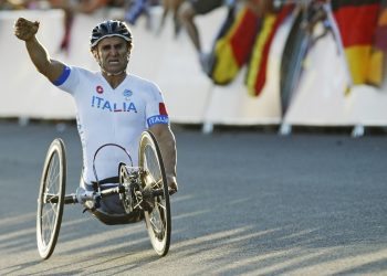 Italy's Alessandro Zanardi reacts as he wins the Men's Individual H4 - Road Race during the London 2012 Paralympic Games, at Brands Hatch racing track in southeast England September 7, 2012. In the H4 class category, athletes have impairments to their legs and race using a hand-cycle.
   REUTERS/Luke MacGregor (BRITAIN - Tags: SPORT CYCLING OLYMPICS) - RTR37N59