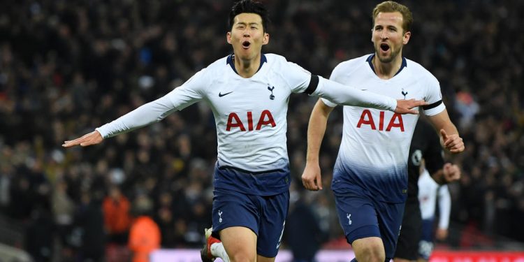 LONDON, ENGLAND - NOVEMBER 24:  Heung-Min Son celebrates after scoring his team's third goal with teammate Harry Kane of Tottenham Hotspur during the Premier League match between Tottenham Hotspur and Chelsea FC at Tottenham Hotspur Stadium on November 24, 2018 in London, United Kingdom.  (Photo by David Ramos/Getty Images)