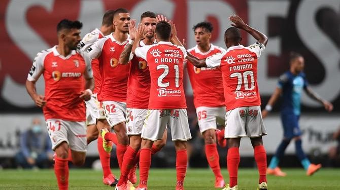 SC Braga's Ricardo Horta celebrates with his teammates after scoring a goal against FC Porto during the Portuguese First League Soccer match against SC Braga held at Municipal de Braga Stadium, in Braga, Portugal 25 July 2020. HUGO DELGADO/LUSA 
Diogo Costa