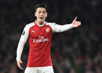 epa06606991 Arsenal Mesut Ozil reacts during the UEFA Europa League game 2nd leg round of 16 between Arsenal and AC Milan at the Emirates Stadium in London, Britain, 15 March 2018.  EPA-EFE/FACUNDO ARRIZABALAGA