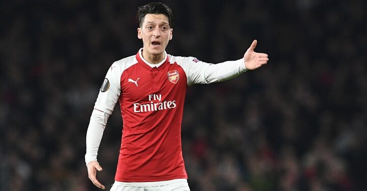 epa06606991 Arsenal Mesut Ozil reacts during the UEFA Europa League game 2nd leg round of 16 between Arsenal and AC Milan at the Emirates Stadium in London, Britain, 15 March 2018.  EPA-EFE/FACUNDO ARRIZABALAGA