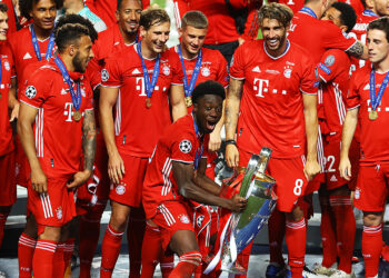 LISBON, PORTUGAL - AUGUST 23: Alphonso Davies of FC Bayern Munich celebrates with the UEFA Champions League Trophy following his team's victory in the UEFA Champions League Final match between Paris Saint-Germain and Bayern Munich at Estadio do Sport Lisboa e Benfica on August 23, 2020 in Lisbon, Portugal. (Photo by Julian Finney - UEFA/UEFA via Getty Images)