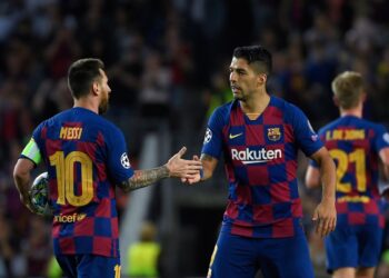 Barcelona's Uruguayan forward Luis Suarez (R) is congratulated by teammate Barcelona's Argentine forward Lionel Messi after scoring a goal during the UEFA Champions League Group F football match between Barcelona and Inter Milan at the Camp Nou stadium in Barcelona, on October 2, 2019. (Photo by LLUIS GENE / AFP)