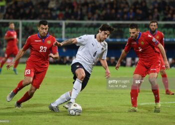 PALERMO, ITALY - NOVEMBER 18: Sandro Tonali (C) of Italy holds off the challenge from Artem Simonyan (L) and Andre Calisir of Armenia during the UEFA Euro 2020 Qualifier between Italy and Armenia on November 18, 2019 in Palermo, Italy. (Photo by Tullio M. Puglia/Getty Images)