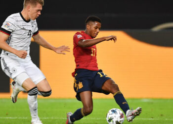 Stuttgart (Germany), 03/09/2020.- Matthias Ginter (L) of Germany in action against Ansu Fati of Spain during the UEFA Nations League match between Germany and Spain in Stuttgart, Germany, 03 September 2020. (Alemania, España) EFE/EPA/Philipp Guelland