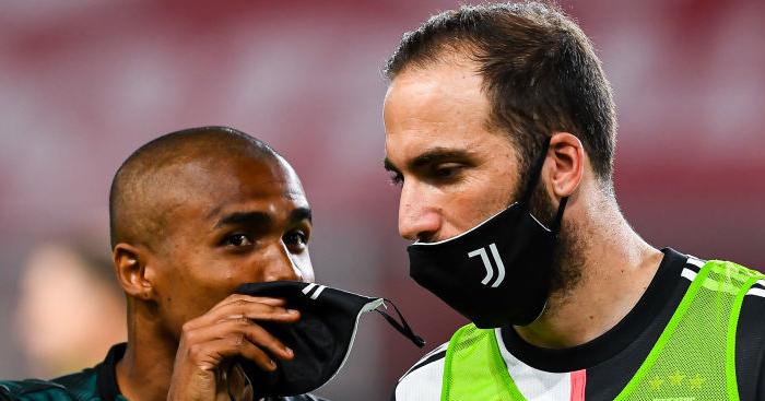 GENOA, ITALY - JUNE 30: Douglas Costa of Juventus (left) chats with Gonzalo Higuain of Juventus before the Serie A match between Genoa CFC and Juventus FC at Stadio Luigi Ferraris on June 30, 2020 in Genoa, Italy. (Photo by Paolo Rattini/Getty Images)