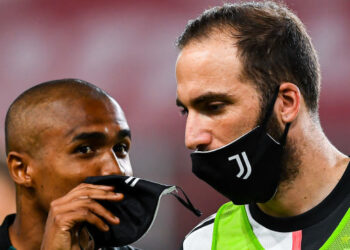GENOA, ITALY - JUNE 30: Douglas Costa of Juventus (left) chats with Gonzalo Higuain of Juventus before the Serie A match between Genoa CFC and Juventus FC at Stadio Luigi Ferraris on June 30, 2020 in Genoa, Italy. (Photo by Paolo Rattini/Getty Images)