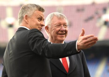 BARCELONA, SPAIN - APRIL 16: Sir Alex Ferguson speaks to Ole Gunnar Solskjaer, Manager of Manchester United on the pitch prior to the UEFA Champions League Quarter Final second leg match between FC Barcelona and Manchester United at Camp Nou on April 16, 2019 in Barcelona, Spain. (Photo by Michael Regan/Getty Images)