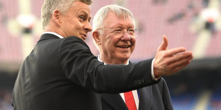 BARCELONA, SPAIN - APRIL 16: Sir Alex Ferguson speaks to Ole Gunnar Solskjaer, Manager of Manchester United on the pitch prior to the UEFA Champions League Quarter Final second leg match between FC Barcelona and Manchester United at Camp Nou on April 16, 2019 in Barcelona, Spain. (Photo by Michael Regan/Getty Images)