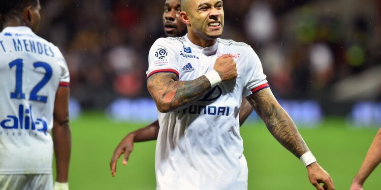 Lyon's forwards Menphis Depay celebrates after scoring a goal during the French L1 football match, Toulouse vs Lyon, on November 2, 2019 at the Municipal stadium in Toulouse southern France. (Photo by REMY GABALDA / AFP) (Photo by REMY GABALDA/AFP via Getty Images)
