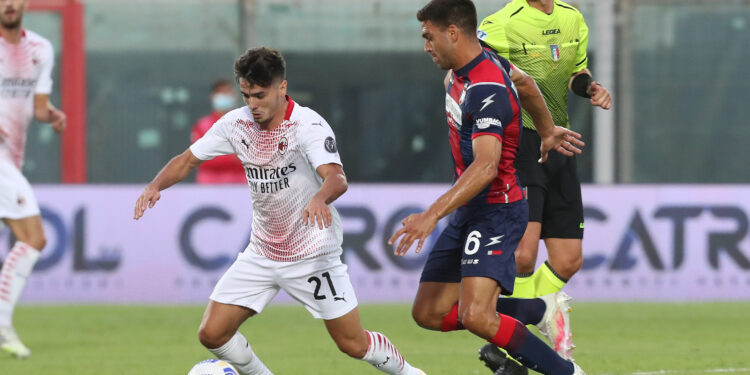CROTONE, ITALY - SEPTEMBER 27: Lisandro Magallan of Crotone competes for the ball with Diaz Brahim of Milan during the Serie A match between FC Crotone and AC Milan at Stadio Comunale Ezio Scida on September 27, 2020 in Crotone, Italy. (Photo by Maurizio Lagana/Getty Images)