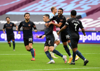 LONDON, ENGLAND - OCTOBER 24: Phil Foden of Manchester City celebrates with his team after scoring his sides first goal during the Premier League match between West Ham United and Manchester City at London Stadium on October 24, 2020 in London, England. Sporting stadiums around the UK remain under strict restrictions due to the Coronavirus Pandemic as Government social distancing laws prohibit fans inside venues resulting in games being played behind closed doors. (Photo by Justin Tallis - Pool/Getty Images)