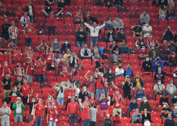 Bayern Fans,Fussballfans,Jubel,Freude,Begeisterung, Fussball UEFA Super Cup 2020 FC Bayern Muenchen-FC Sevilla 1-2 n.V. am 24.09.2020 in Budapest, Ferenc Puskas Stadion. *** Bayern fans,football fans,cheering,joy,enthusiasm,football UEFA Super Cup 2020 FC Bayern Muenchen FC Sevilla 1 2 n V on 24 09 2020 in Budapest, Ferenc Puskas Stadium