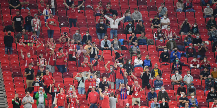 Bayern Fans,Fussballfans,Jubel,Freude,Begeisterung, Fussball UEFA Super Cup 2020 FC Bayern Muenchen-FC Sevilla 1-2 n.V. am 24.09.2020 in Budapest, Ferenc Puskas Stadion. *** Bayern fans,football fans,cheering,joy,enthusiasm,football UEFA Super Cup 2020 FC Bayern Muenchen FC Sevilla 1 2 n V on 24 09 2020 in Budapest, Ferenc Puskas Stadium
